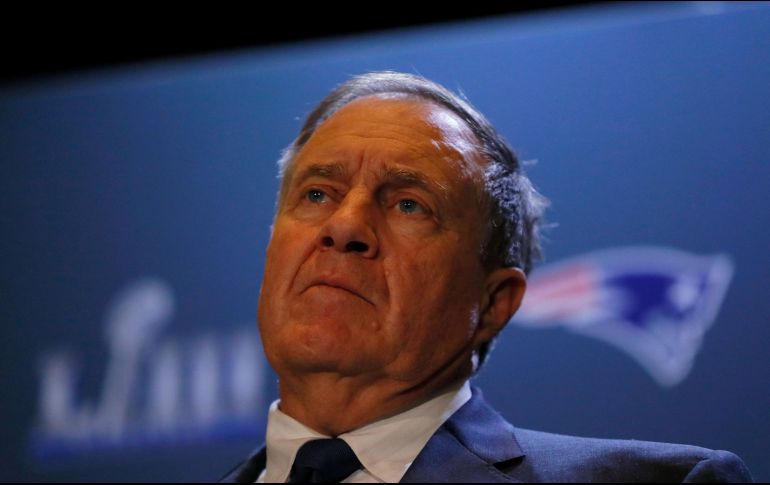 Bill Belichick, entrenador en jefe de Patriotas de Nueva Inglaterra, envió, mediante un video publicado en las redes sociales del equipo, un mensaje de agradecimiento a los médicos que han atendido a los enfermos. AFP / ARCHIVO