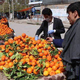 Un té caliente de limón y bicarbonato no elimina el coronavirus
