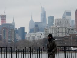 Una bufanda o pañuelo están entre las opciones recomendadas, pero no los cubrebocas que requiere el personal médico. AFP/ARCHIVO