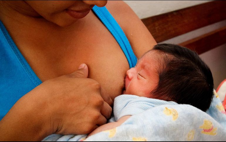 Personal médico señala que en el primer mes de vida no es conveniente sacar de su casa al menor. NTX/ARCHIVO