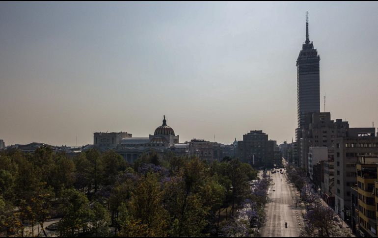 Durante la 'temporada de ozono' las condiciones meteorológicas de poco viento y lluvias limitadas hacen que las concentraciones de contaminantes se mantengan en el Valle de México. NOTIMEX/G. Luna