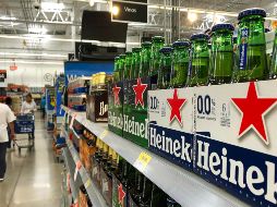 Sus consumidores que podrán seguir adquiriendo sus productos en existencia, en puntos de venta y en apego a las disposiciones que dicten las autoridades correspondientes. NTX / F. Estrada