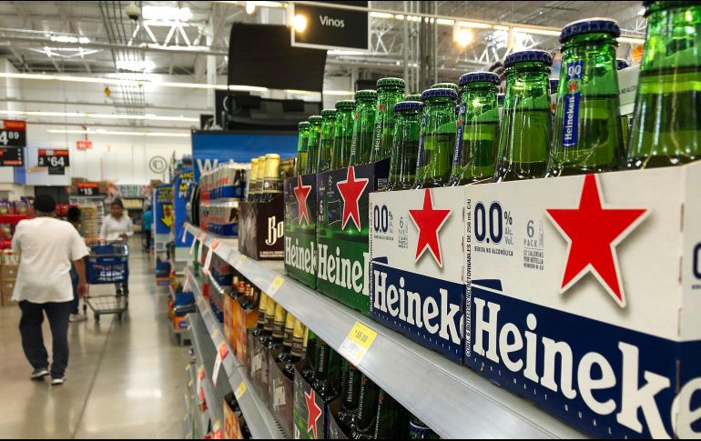 Sus consumidores que podrán seguir adquiriendo sus productos en existencia, en puntos de venta y en apego a las disposiciones que dicten las autoridades correspondientes. NTX / F. Estrada