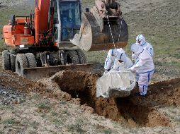Sobre Afganistán, el jefe de la ONU pidió que el Gobierno y los talibanes cesen hostilidades a medida que el COVID-19 se cierne sobre el país. El entierro de una víctima de coronavirus en Herat. AP/ARCHIVO