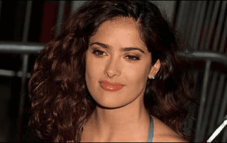 -Hayek posteó una fotografía en la que luce con la mirada perdida mientras practica yoga. INSTAGRAM / @salmahayek