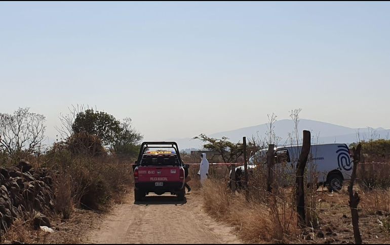 Las patrullas de la policía de El Salto llegan hasta a una finca tras rodear el cerro del Tezontle, donde encuentran tres personas sin vida. EL INFORMADOR