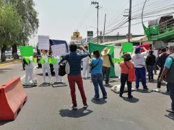 Los participantes alzaron pancartas para exigir insumos personales como cubrebocas, guantes y mamelucos para el personal de urgencias. TWITTER/@omacmx