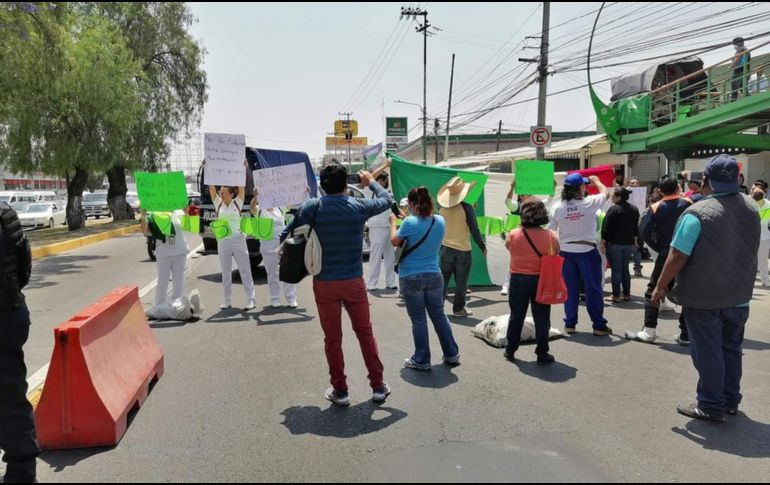Los participantes alzaron pancartas para exigir insumos personales como cubrebocas, guantes y mamelucos para el personal de urgencias. TWITTER/@omacmx