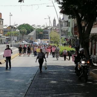 Tianguistas y choferes de turismo protestan en demanda de apoyos