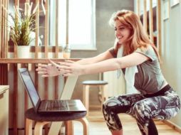 Puedes hacer sentadillas mientras miras algo en tu laptop. ¿Te animas? GETTY IMAGES
