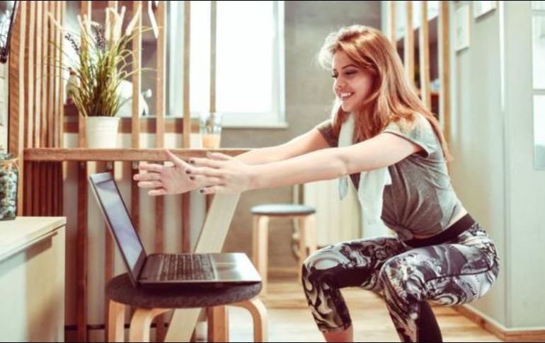 Puedes hacer sentadillas mientras miras algo en tu laptop. ¿Te animas? GETTY IMAGES
