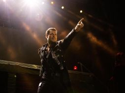 El viernes, el cantante ofreció un show acústico a través de su cuenta de Facebook, como una manera de incentivar a las fans que están en casa debido a la pandemia de coronavirus. FACEBOOK / Carlos Rivera