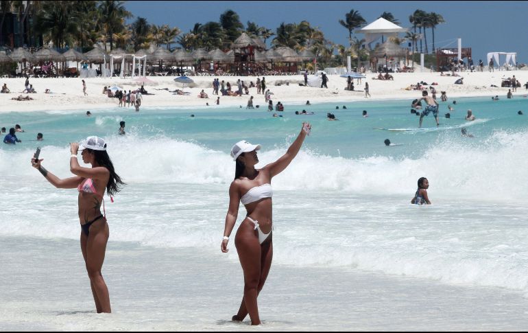 Al salir de vacaciones, una sola persona puede llevar el virus a lugares donde no aún no tiene presencia; caso contrario, puede contagiarse y traerlo a su ciudad de origen. EFE / ARCHIVO