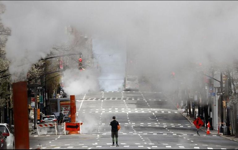 Una persona cruza una avenida Madison casi vacía en Nueva York este sábado. EFE/J. Lane
