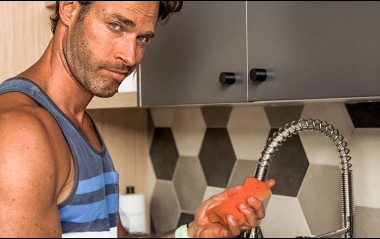 Durante esta cuarentena, Sebastián Rulli y su pareja Angelique Boyer han publicado su rutina dentro del hogar. INSTAGRAM/sebastianrulli