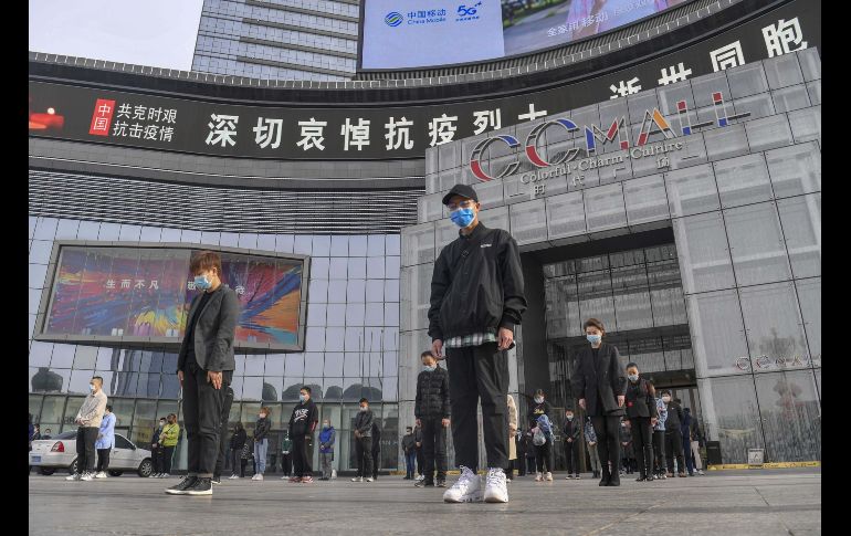 A lo largo y ancho de China, los habitantes detuvieron sus actividades este sábado para rendir un homenaje en silencio a las víctimas de la pandemia. XINHUA / z. gE