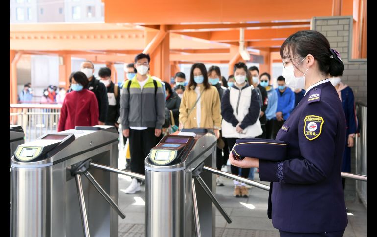 A lo largo y ancho de China, los habitantes detuvieron sus actividades este sábado para rendir un homenaje en silencio a las víctimas de la pandemia. XINHUA / r. cHAO