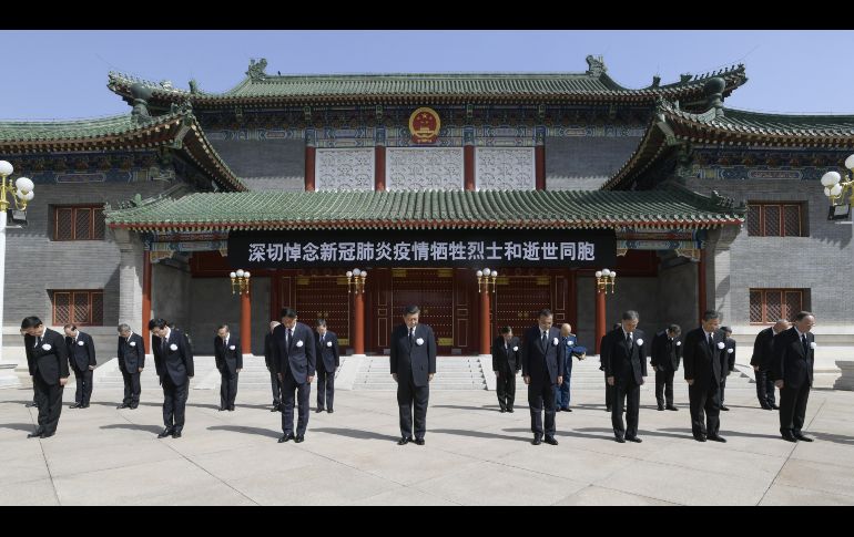A lo largo y ancho de China, los habitantes detuvieron sus actividades este sábado para rendir un homenaje en silencio a las víctimas de la pandemia. XINHUA / L. xUEREN