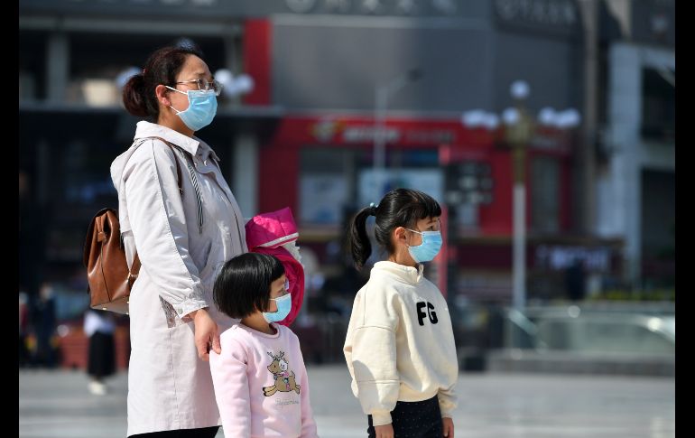 A lo largo y ancho de China, los habitantes detuvieron sus actividades este sábado para rendir un homenaje en silencio a las víctimas de la pandemia. XINHUA / L. Jianan