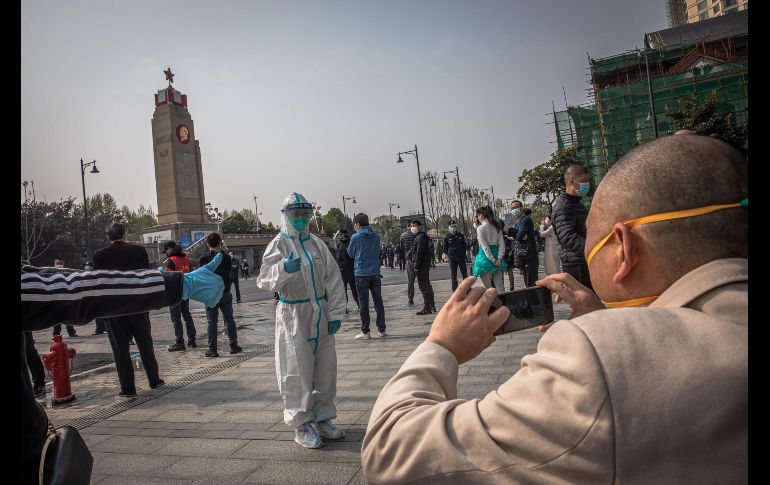 A lo largo y ancho de China, los habitantes detuvieron sus actividades este sábado para rendir un homenaje en silencio a las víctimas de la pandemia. EFE