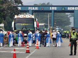 Retorno. Familias de venezolanos cumplen medidas de control en el municipio de Los Patios, Departamento Norte de Santander, antes de ser deportadas a su país. EFE