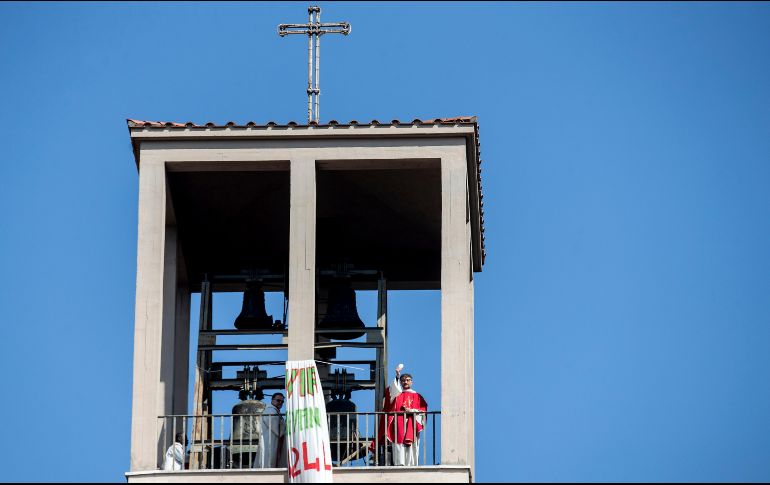 Un sacerdote oficia la misa del Domingo de Ramos desde la torre de la campana de su templo en Roma. Los templos permanecen cerrados en Italia por la cuarentena para frenar el coronavirus. AP/LaPresse/R. Monaldo