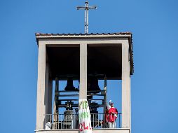 Un sacerdote oficia la misa del Domingo de Ramos desde la torre de la campana de su templo en Roma. Los templos permanecen cerrados en Italia por la cuarentena para frenar el coronavirus. AP/LaPresse/R. Monaldo