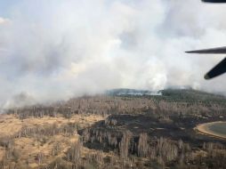 Dos aviones, un helicóptero y un centenar de bomberos estaban movilizados contra el incendio cerca de la población de Volodymyrivka. AP/Ministerio de Situación de Emergencia