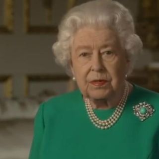 Isabel II pide calma y determinación a los británicos para superar la crisis