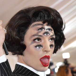 Viralizan video de Ezra Miller atacando a una fan