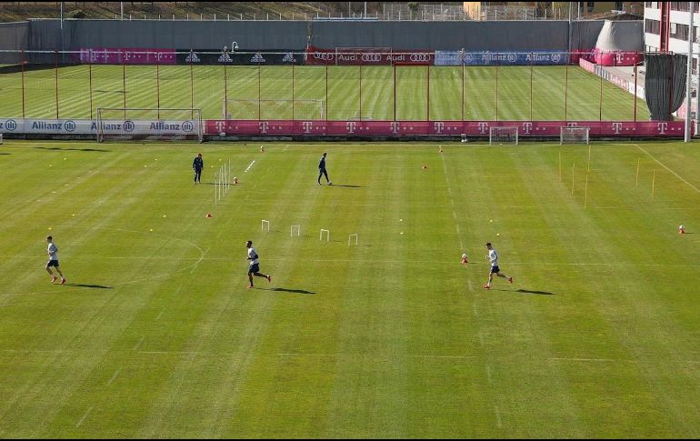 Los jugadores fueron divididos en grupos de cuatro o cinco y se cambiaron por turnos en cabinas separadas. TWITTER / @FCBayernES