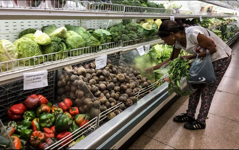 Cabe aclarar que, según la EFSA, no hay pruebas de que los alimentos puedan ser una fuente o una vía de transmisión probable del virus. EFE / ARCHIVO