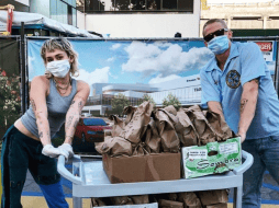 Cyrus y Simpson entregaron más de 100 comidas en donde los cantantes les pidieron luchar con fuerza ante esta problemática mundial. INSTAGRAM / @codysimpson