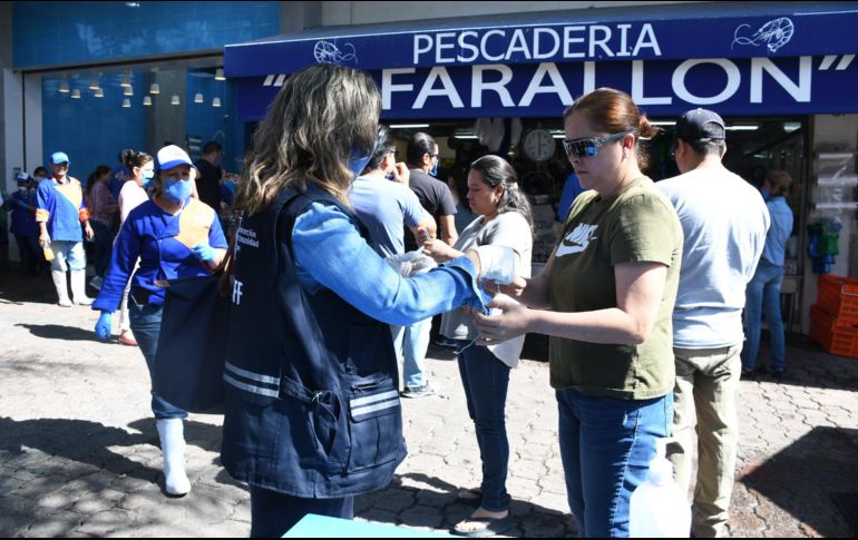 Los tapabocas son entregados en los distintos mercados municipales, tianguis, plazas comerciales y centros de consumo del municipio, así como casa por casa. ESPECIAL / Gobierno de Zapopan