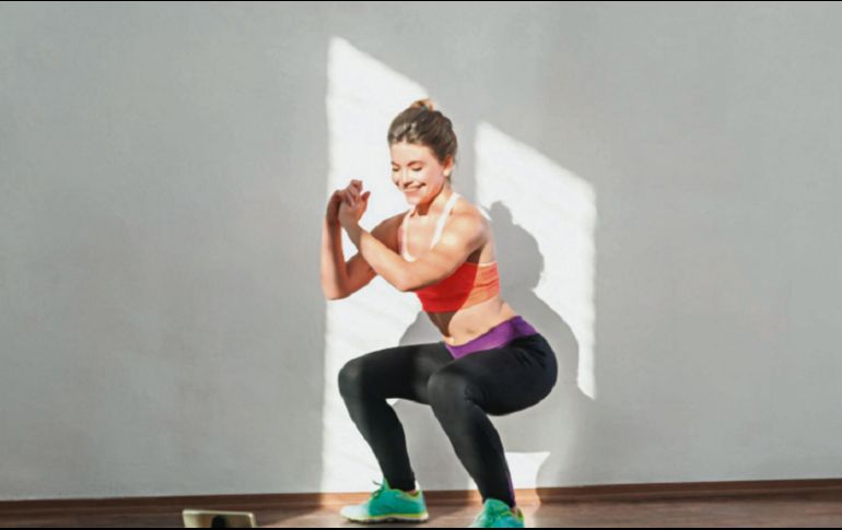SENTADILLAS. En cualquier sitio de la casa se puede practicar este ejercicio. AFP