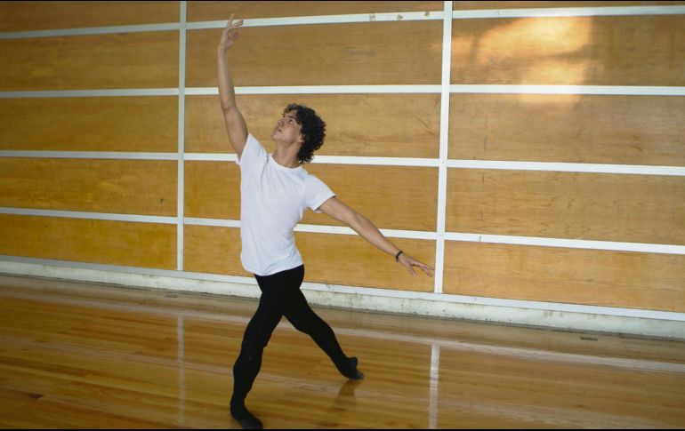 TAPATÍO.  Isaac Hernández se mantiene positivo ante la pandemia a través del ejercicio, ¡anímate a practicar deporte con él!. AP