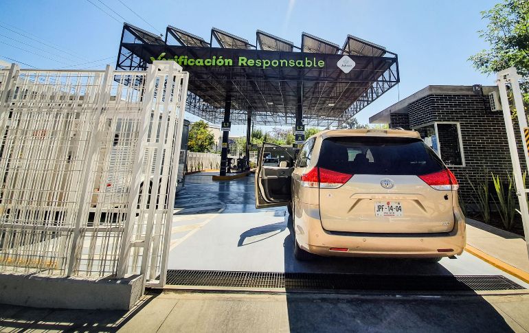 En marzo pasado comenzó la afinación de autos oficiales, se proyectó que serán revisados alrededor de ocho mil 500 vehículos. EL INFORMADOR / E: Barrera