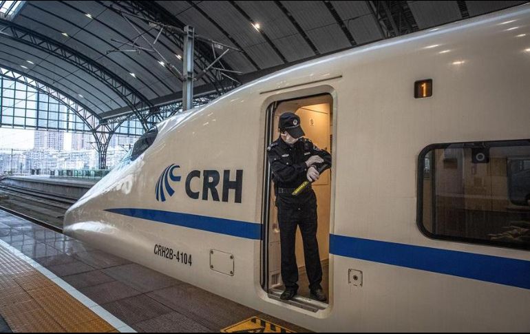 Autoridades desinfectaron y repararon todas las instalaciones de las estaciones de Wuhan, así como más de 230 trenes de alta velocidad que pasarán por la ciudad. EFE/R. Pililey