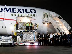 El avión denominado Misioneros de Paz aterrizó a las 21:04 fuera el hangar presidencial con una importante carga de insumos médicos que el Gobierno de México adquirió. EFE/J. MÉNDEZ