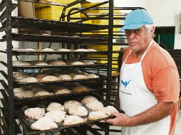BAJÓN. La tradición de las empanadas de Semana Santa en Guadalajara también se vio afectada por la contingencia sanitaria. Salvador Casillas, propietario de una panificadora, afirmó que hace un año produjo más de 30 mil piezas, y ahora hace, en promedio, mil por día. EL INFORMADOR/A. Camacho