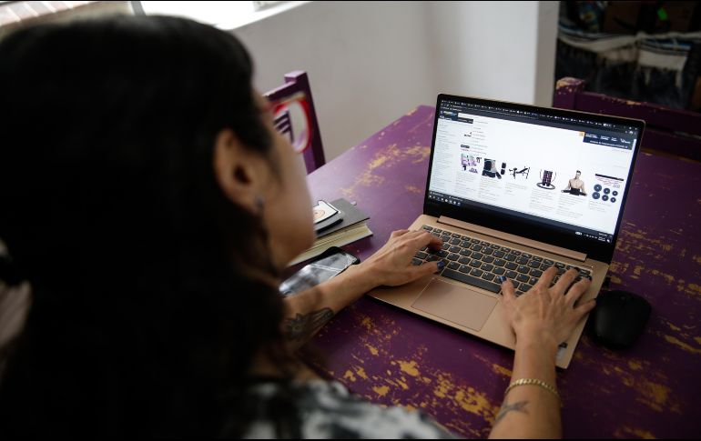 CUMPLEN. 6 de cada 10 tapatíos ha cumplido con el #QuédateEnCasa e incluso realizan sus actividades habituales de manera online. XINHUA