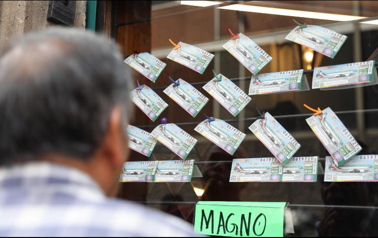 Para el sorteo de la lujosa aeronave se distribuyeron seis millones de boletos, y habrá 100 premios de 20 millones de pesos cada uno. EFE / ARCHIVO