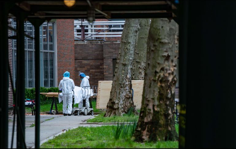 El cuerpo de un paciente es trasladado a un camión refrigerado en la ciudad de New York. El estado del mismo nombre es el epicentro de la enfermedad en Estados Unidos. AFP/D. Delgado
