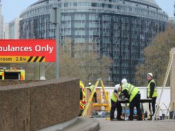 Trabajadores colocan pantallas protectoras en la entrada de emergencias del hospital St Thomas en Londres, donde se encuentra Boris Johnson. AFP/I. Infantes