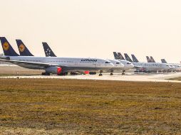Los indicadores líderes advierten de los movimientos de negocios que se esperan hacia el futuro observan caídas preocupantes. Aviones estacionados en un aeropuerto en Fráncfort, Alemania. EFE/EPA/A. Babani