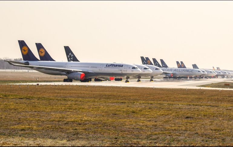 Los indicadores líderes advierten de los movimientos de negocios que se esperan hacia el futuro observan caídas preocupantes. Aviones estacionados en un aeropuerto en Fráncfort, Alemania. EFE/EPA/A. Babani