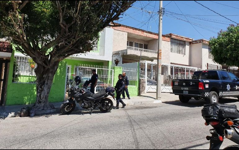Los oficiales se entrevistaron con uno de los habitantes de la finca, quien les informó que el sujeto ingresó por una ventana en la parte posterior, en la planta alta. EL INFORMADOR