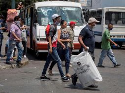 Personas con tapabocas caminan en calles de Caracas, Venezuela. EFE/R. Peña