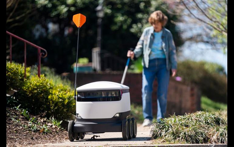 Los aparatos, que se parecen a una nevera portátil con seis ruedas, reparten en una hora las órdenes que sus clientes hacen a través de una aplicación móvil. EFE/J. Lo Scalzo