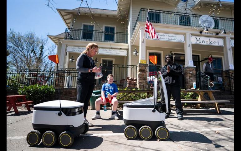 Los aparatos, que se parecen a una nevera portátil con seis ruedas, reparten en una hora las órdenes que sus clientes hacen a través de una aplicación móvil. EFE/J. Lo Scalzo